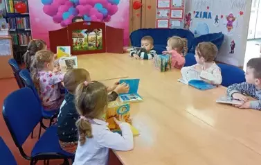 Walentynkowa wizyta przedszkolak&oacute;w w naszej bibliotece! 17