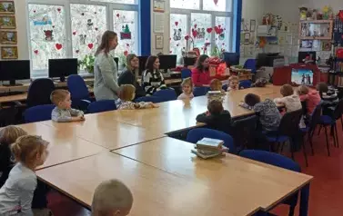 Walentynkowa wizyta przedszkolak&oacute;w w naszej bibliotece! 18