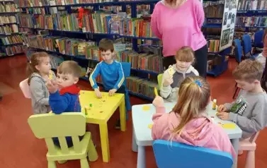 Warsztaty Wielkanocne w bibliotece z klasami I 2025 4