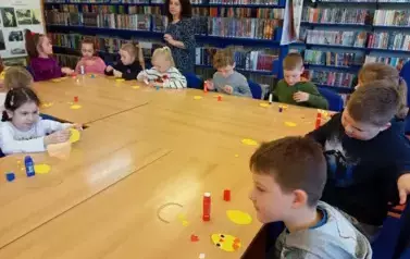 Warsztaty Wielkanocne w bibliotece z klasami I 2025 7