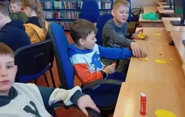 Warsztaty Wielkanocne w bibliotece z klasami I 2025 8