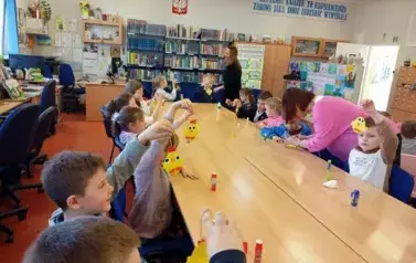 Warsztaty Wielkanocne w bibliotece z klasami I 2025 12