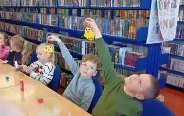 Warsztaty Wielkanocne w bibliotece z klasami I 2025 13