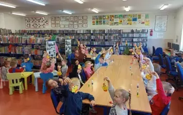 Warsztaty Wielkanocne w bibliotece z klasami I 2025 14