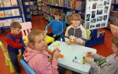 Warsztaty Wielkanocne w bibliotece z klasami I 2025 18