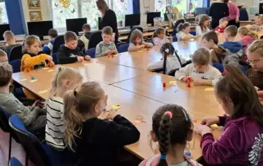 Warsztaty Wielkanocne w bibliotece z klasami I 2025 22