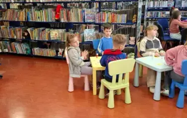 Warsztaty Wielkanocne w bibliotece z klasami I 2025 25