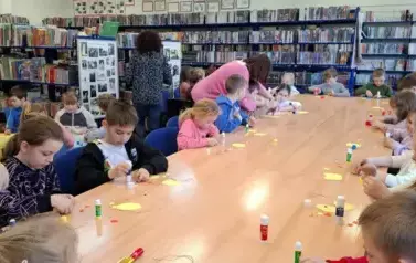 Warsztaty Wielkanocne w bibliotece z klasami I 2025 26