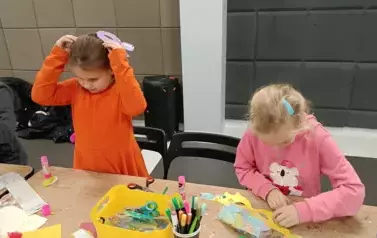 Zajęcia dla dzieci robili karnawałowe maski 1