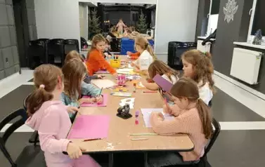 Zajęcia dla dzieci robili karnawałowe maski 6