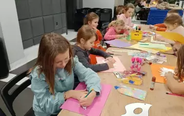Zajęcia dla dzieci robili karnawałowe maski 9