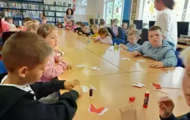 Motylki, kotyliony i... &quot;Kto Ty jesteś?&quot; &ndash; majowe świętowanie z klasami I 10