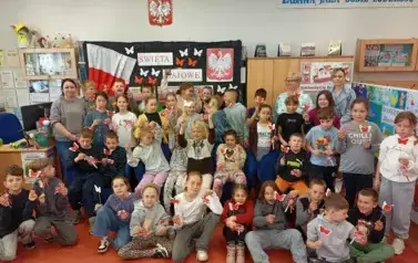 Majowe Święta z klasami III &ndash; patriotyczna podr&oacute;ż w naszej bibliotece 2025 4