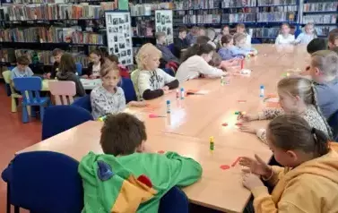Majowe Święta z klasami III &ndash; patriotyczna podr&oacute;ż w naszej bibliotece 2025 14