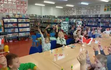 Majowe Święta z klasami III &ndash; patriotyczna podr&oacute;ż w naszej bibliotece 2025 23