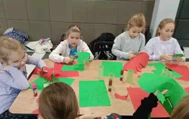 Zajęcia dla dzieci z wykonywania ozd&oacute;b świątecznych. 1