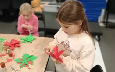 Zajęcia dla dzieci z wykonywania ozd&oacute;b świątecznych. 6