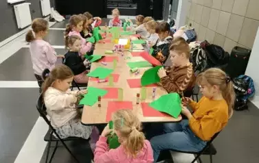 Zajęcia dla dzieci z wykonywania ozd&oacute;b świątecznych. 26