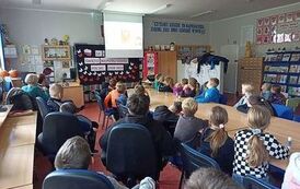 Święto 11 listopada - lekcja biblioteczna i warsztaty plastyczne z klasami III  12