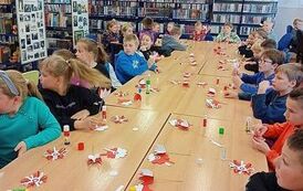 Święto 11 listopada - lekcja biblioteczna i warsztaty plastyczne z klasami III  22