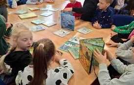 Tydzień Bibliotek pełen uśmiech&oacute;w i niezwykłych gości ,,Myszki,, i ,,Motylki,, 3