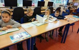 Nowi czytelnicy w bibliotece 8