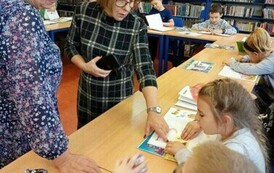 Nowi czytelnicy w bibliotece 9