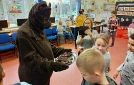 Pluszowy Miś z klasą Ib i IIIa 2