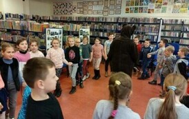 Pluszowy Miś z klasą Ib i IIIa 3