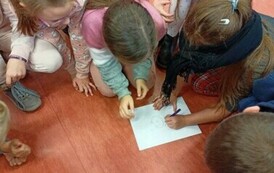 Pluszowy Miś z klasą Ib i IIIa 25