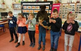 Pluszowy Miś z klasą Ib i IIIa 27