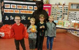 Pluszowy Miś z klasą Ib i IIIa 38