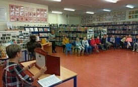 Pluszowy Miś z klasą Ib i IIIa 43
