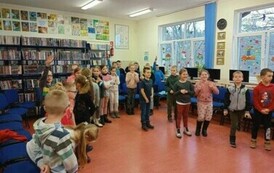 Pluszowy Miś z klasą Ib i IIIa 48