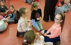 Pluszowy Miś z klasą Ib i IIIa 49