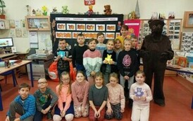 Pluszowy Miś z klasą Ib i IIIa 50