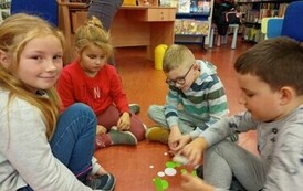 Pluszowy Miś z klasą Ib i IIIa 51
