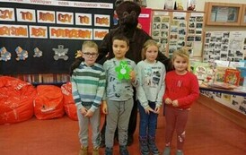 Pluszowy Miś z klasą Ib i IIIa 58