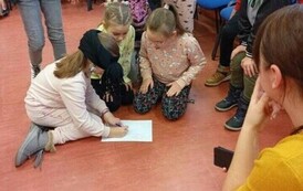 Pluszowy Miś z klasą Ib i IIIa 65
