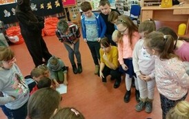 Pluszowy Miś z klasą Ib i IIIa 67