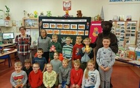 Pluszowy Miś z klasą Ib i IIIa 71