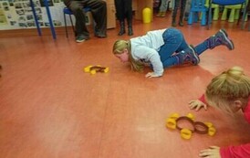 Pluszowy Miś z klasą Ib i IIIa 84