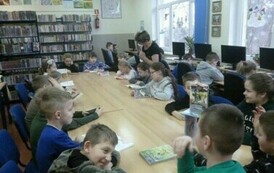 Trzecie klasy w bibliotece. 15