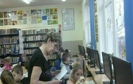 Trzecie klasy w bibliotece. 16