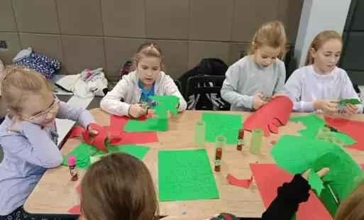 Zdjęcie do Zajęcia dla dzieci z wykonywania ozd&oacute;b świątecznych.